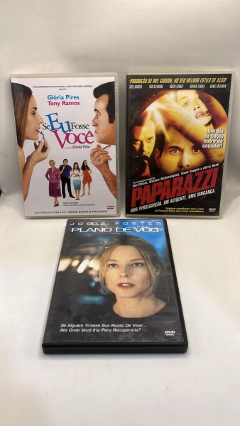 Lote com três filmes em DVD, sendo a comédia brasileira Se Eu Fosse Você com Glória Pires e Tony Ramos, o suspense Paparazzi e o drama de mistério Plano de Voo estrelando Jodie Foster. Os produtos são