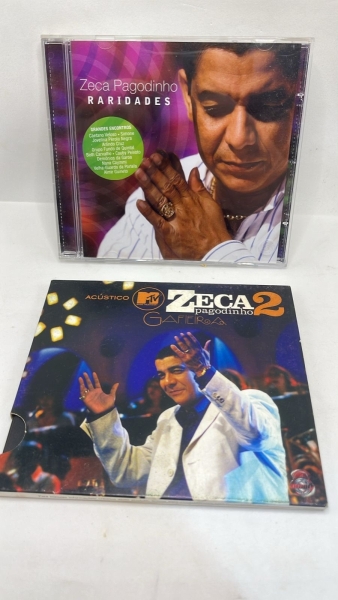 Lote com dois CDs originais do sambista Zeca Pagodinho contendo os álbuns Raridades e Acústico MTV 2 Gafieira. Discos de música brasileira de grande sucesso da década de 2000 em bom estado de conserva