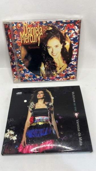 Lote com dois CDs originais da música popular brasileira contendo os álbuns Música de Rua de Daniela Mercury e Multishow ao Vivo de Vanessa da Mata. Discos de grande sucesso em excelente estado de con