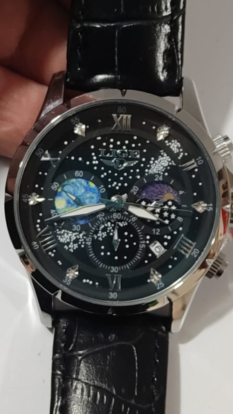 Relógio de Pulso Analógico Masculino Lige Dream com Caixa em Aço Inoxidável e Mostrador Preto Temático de Constelação, Pulseira de Couro Preto Trabalhado e Funcionamento Quartz. Aproximadamente 4cm.