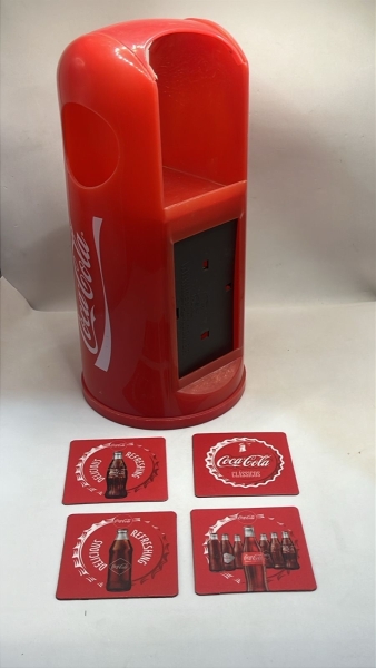 Suporte Organizador de Plástico Vermelho para Porta-Copos da Marca Coca-Cola, Acompanha Quatro Peças Quadradas com Imã com Estampas Variadas da Bebida.
