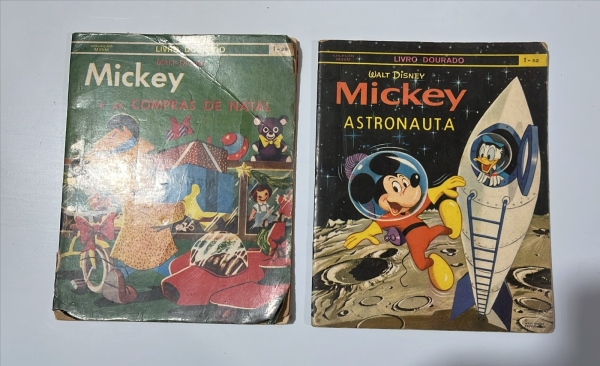 Lote com dois livros infantis da coleção Mirim da Walt Disney, sendo eles Mickey e as Compras de Natal e Mickey Astronauta, ambos em formato de capa brochura. As obras contam com ilustrações do Walt D