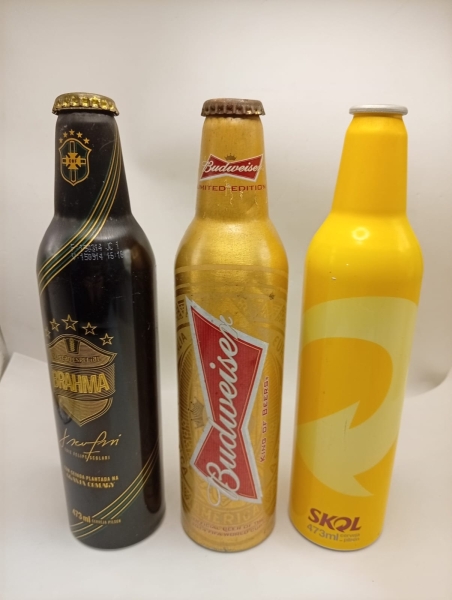 Lote com três garrafas de alumínio de 473ml sendo uma cerveja Brahma seleção especial de Luiz Felipe Scolari, uma Budweiser edição limitada da Copa do Mundo de 2014 e uma Skol. Garrafas colecionáveis