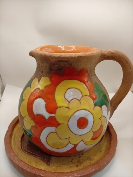 Jarra de Barro Decorativa com Prato em Cerâmica Esmaltada Assinado Dane 85, Apresentando Pintura Manual com Motivos Florais em Tons Vibrantes de Amarelo, Laranja e Verde. Peça de Estilo Rústico, Ideal