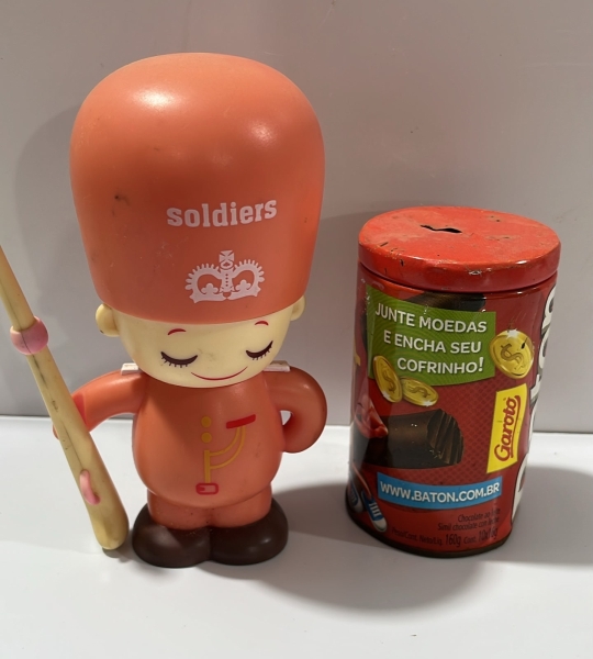 Lote de cofrinhos - um promocional chocolate baton