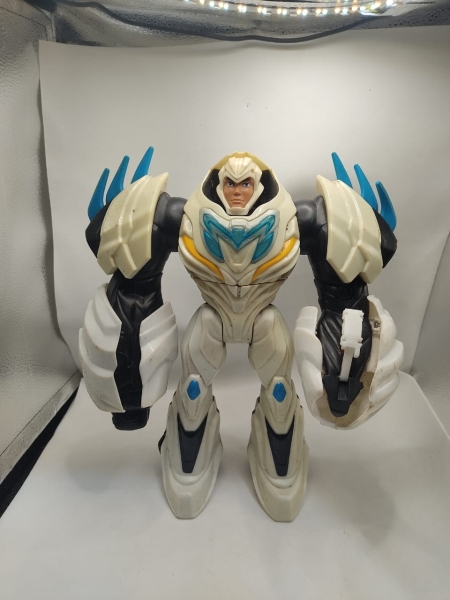 Boneco Max Steel Mattel de Plástico Rígido com Armadura Branca e Preta, Detalhes em Azul e Amarelo, Brinquedo Articulado Vintage em Bom Estado de Conservação. Aproximadamente 29cm.