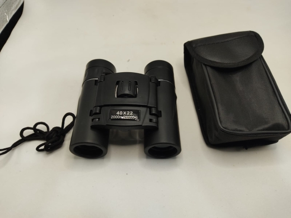 Binóculos Compactos de Longo Alcance com Lentes 40x22, Acabamento em Plástico Preto e Design Ergonômico. Acompanha bolsa protetora para transporte e cordão de segurança para uso em atividades ao ar li