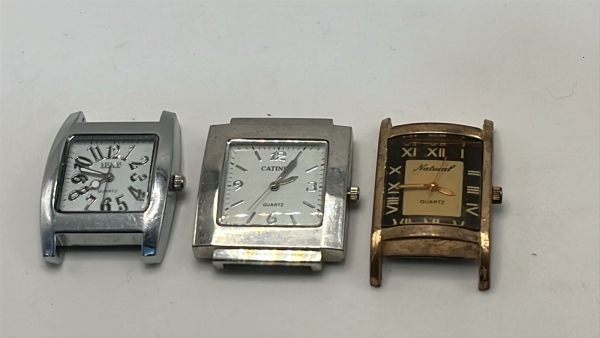 Lote de Cabeças de Relógio de Pulso Quartz para Restauro ou Peças, Inclui Modelos com Caixas em Metal Cromado e Dourado. Peças com Mostradores Analógicos Variados e Fundo em Aço Inoxidável, Apresentam