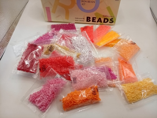 Kit de Miçangas Termocolantes Iron Beads contendo Pacotes Individuais de Plástico com Miçangas em 24 Cores Variadas para Artesanato. Produto Novo na Caixa Original Indicado para Maiores de 14 Anos.