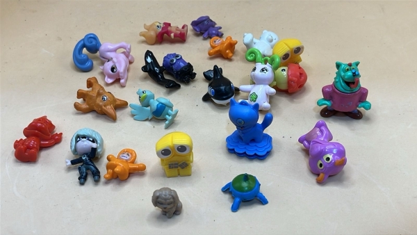 Lote de Miniaturas Diversas em Plástico Colorido com Personagens Variados, Inclui Figuras Estilo Surpresa como Baleia Orca, Robô Amarelo e Pequenos Animais Antropomórficos. Coleção de Brinquedos Colec