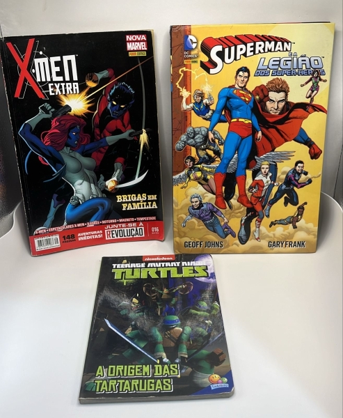 Lote de Três HQs contendo Superman e a Legião dos Super-Heróis da DC Comics por Geoff Johns, Revista X-Men Extra Número 016 Brigas em Família da Marvel Panini e Teenage Mutant Ninja Turtles a Origem d