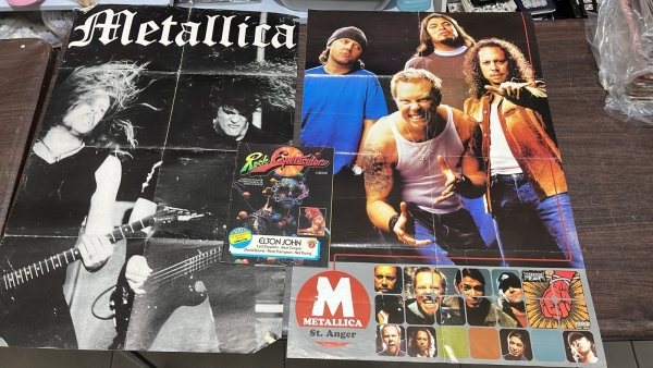 Lote de Posters Gigantes da Banda Metallica com Revista Rock Espetacular Volume 3 sobre Elton John e Led Zeppelin, Itens de Colecionador Originais. Conjunto em Papel com Marcas de Dobra, Incluindo Ima