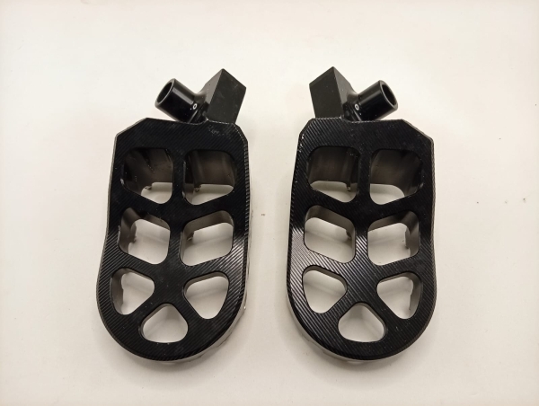 Par de Pedaleiras de Alumínio Anodizado Preto para Motocicleta, Tipo Plataforma Larga com Cravos Antiderrapantes Removíveis de Aço Inox.