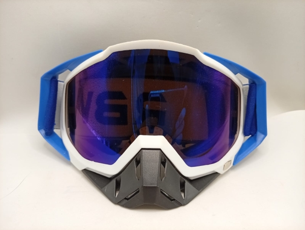 Óculos de Motocross com Lente Espelhada Azul Camaleão e Proteção de Nariz Removível, Estrutura em Plástico Rígido Azul e Branco, Tira Elástica Ajustável