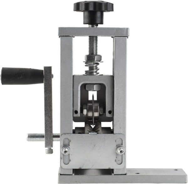 Máquina Descascadora de Fios Manual com Estrutura de Metal e Manivela de Ajuste Superior, Ferramenta para Descapar Cabos e Reciclagem de Cobre. Equipamento Industrial com Base de Fixação para Bancada.