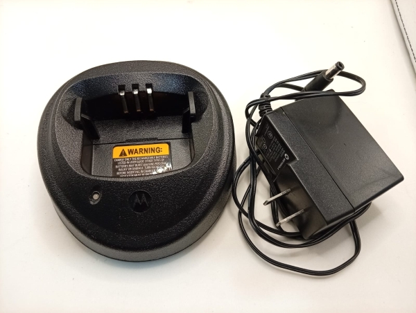 Carregador de Rádio Comunicador Motorola com Base de Mesa e Fonte de Alimentação Inclusa, Modelo Psn500037a05 com Entrada 220V, Ideal para Equipamento Usado.