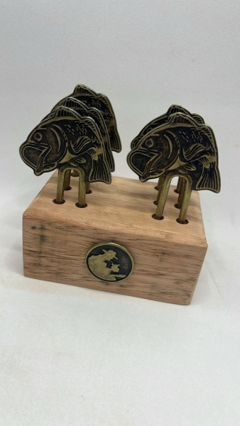 Kit com base e 6 garfinhos de petisco tema maçonaria, peixe ouro velho.