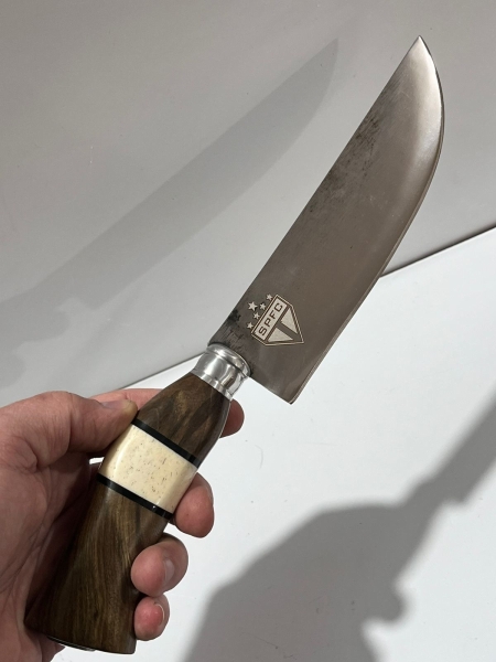 Faca de Carneadeira Artesanal com Lâmina em Aço Inox Gravada com o Escudo do São Paulo Futebol Clube, Cabo Anatômico em Madeira com Detalhes em Osso e Anéis Pretos. Aproximadamente 30cm.
