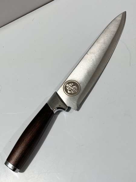 Faca de Cozinha e Churrasco com Lâmina em Aço Inox Gravada com o Símbolo Monograma Clássico do Sport Club Internacional, Cabo Ergonômico de Madeira Escura com Detalhes Cromados. Aproximadamente 30cm.