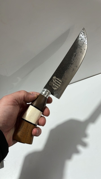 Faca de Carneadeira Artesanal com Lâmina em Aço Inox Gravada com o Escudo do Santos Futebol Clube, Cabo Anatômico em Madeira com Detalhes em Osso e Anéis Pretos. Aproximadamente 32cm.