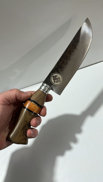 Faca de Carneadeira Artesanal com Lâmina em Aço Inox Gravada com o Escudo do Sport Club Internacional, Cabo Anatômico em Madeira com Detalhes em Osso e Anéis Pretos. Aproximadamente 31cm.