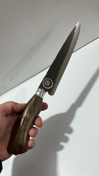 Faca de Churrasco Artesanal Rústica Temática Maçon com Lâmina de Aço Carbono Apresentando Acabamento Bruto de Forja e Medalhão com Símbolo da Maçonaria, Cabo Anatômico de Madeira Maciça com Detalhe Cr