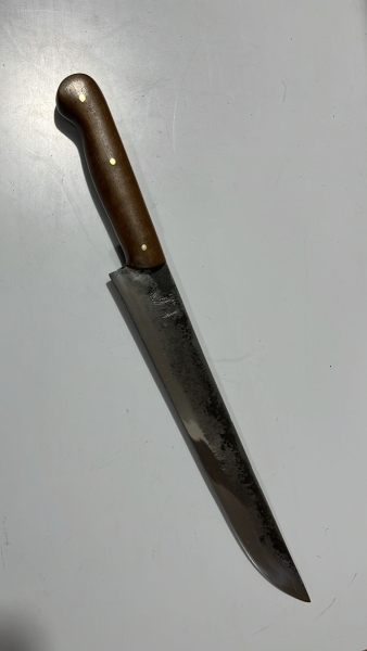 Faca Artesanal Rústica com Lâmina Longa em Aço Carbono Apresentando Marcas de Forja e Timbre de Cuteleiro, Cabo em Madeira Clara Fixado com Três Rebites de Latão. Aproximadamente 41cm.
