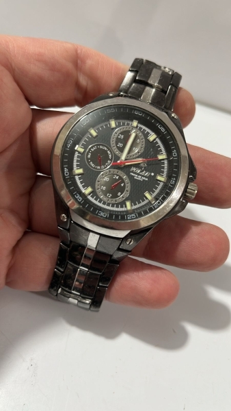 Relógio Masculino Volar – Estilo e Precisão.Eleve o seu visual com este relógio masculino da marca Volar. Com um design robusto e acabamento em tom escuro, é a peça ideal para homens que buscam um ace