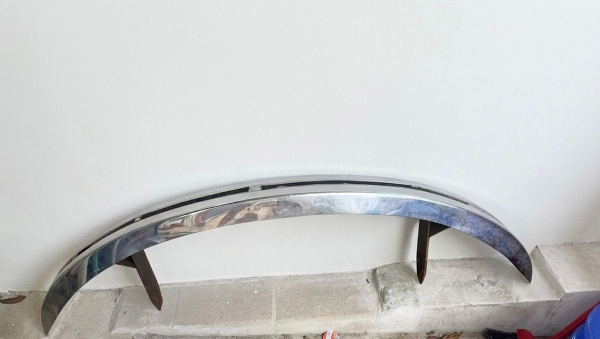 Para-choque Dianteiro Fusca Vintage Lâmina Cromada com Friso. Esta é uma lâmina original de para-choque de Volkswagen Fusca, peça indispensável para restauração de modelos clássicos (como os fabricado