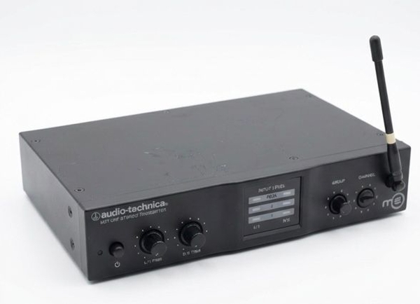 Transmissor UHF Audio-Technica M3T, série M3. Medidas: 21cm x 13cm. Equipamento profissional com display digital e entradas XLR. Fabricação Japonesa (c. 2008-2015). Sem fonte inclusa, vendido no estad