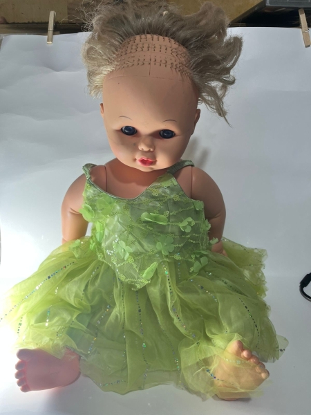 Boneca Estrela Vintage 65 cm Com Mecanismo de Choro. Mecanismo: Possui dispositivo sonoro nas costas que faz a boneca chorar ao ser balançada, funcionando por gravidade. Detalhes: Cabeça e braços em v