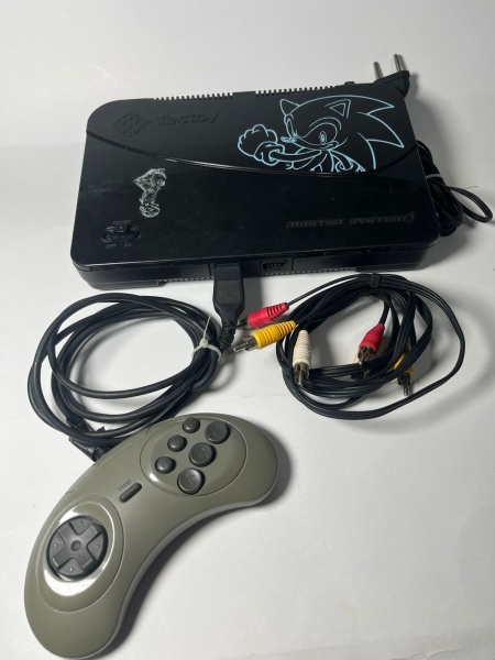 Console Master System 3 Collection Tectoy , fabricado pela Tectoy sob licença da SEGA. Itens Inclusos: Console original com cabo de força integrado, 01 Controle de 6 botões (modelo anatômico cinza). C