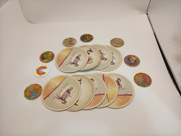 Lote de Colecionador com Bolachas de Chopp Amstel e Tazos Variados de Personagens como O Máskara e Desenhos Animados, Itens em Papel Cartão e Plástico com Efeito Lenticular.
