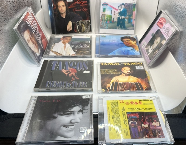 Lote de Dez CDs de Música Popular Brasileira e Internacional com Maria Rita, Nana Caymmi O Mar e o Tempo, Grupo Fundo de Quintal e Caio Mesquita. Seleção de Tangos Incluindo Juan D`Arienzo, Fabio Hage