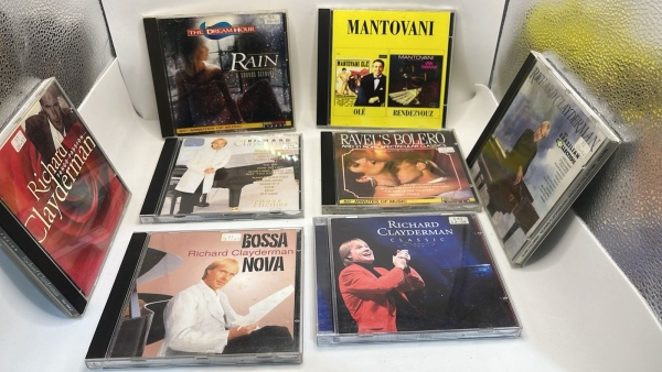 Lote de Oito CDs de Música Popular e Temática Incluindo Alziro Zarur Vamos falar com Deus, Roberto Carlos e Grandes Sucessos da Música Italiana. Seleção com Títulos como Jovem Guarda, Clássicos do Cin
