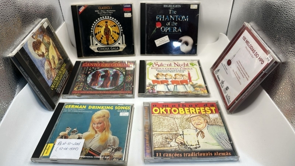 Lote de Oito CDs de Música Clássica, Religiosa e Folclórica Alemã, Incluindo Obras de Camille Saint-Saëns, Canto Gregoriano, The Phantom of the Opera e Temas da Oktoberfest. Coleção Variada com Capas 
