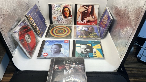 Lote de CDs Variados com Nove Unidades Originais Incluindo Artistas como Nat King Cole, Barbara Hendricks, Mr. Pi, Nana Mouskouri e Legião Urbana, Gêneros Musicais Diversos entre Jazz, MPB, Pop e Clás