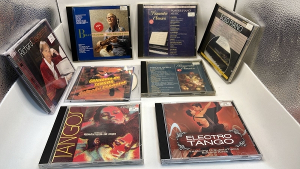 Lote de Oito CDs de Música Instrumental e Clássica com Richard Clayderman, Billy Vaughn and His Orchestra e Orquestra Românticos de Cuba. Seleção Inclui Coletânea de Tangos, Electro Tango, Romantic Cl