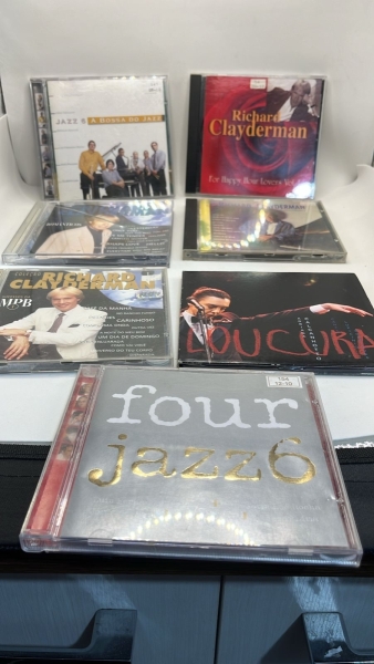 Lote com Sete CDs de Música Variada Incluindo Richard Clayderman, Jazz 6 e Adriana Calcanhotto com o Álbum Loucura. Discos Originais em Bom Estado de Conservação com Capas de Acrílico e Papelão Preser