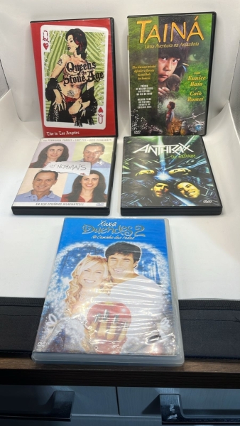 Lote de 5 DVDs Originais Usados de Gêneros Diversos Incluindo Filmes e Shows, Títulos Xuxa e os Duendes 2, Tainá Uma Aventura na Amazônia, Os Normais, Queens of the Stone Age Live in Los Angeles e Ant