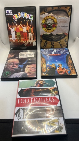 Lote de cinco DVDs Originais de Shows Musicais Variados, incluindo Títulos de Guns N- Roses Live in Chicago, Foo Fighters Everywhere but Home e Sandy e Junior ao Vivo Era uma Vez. Conjunto com Shows d