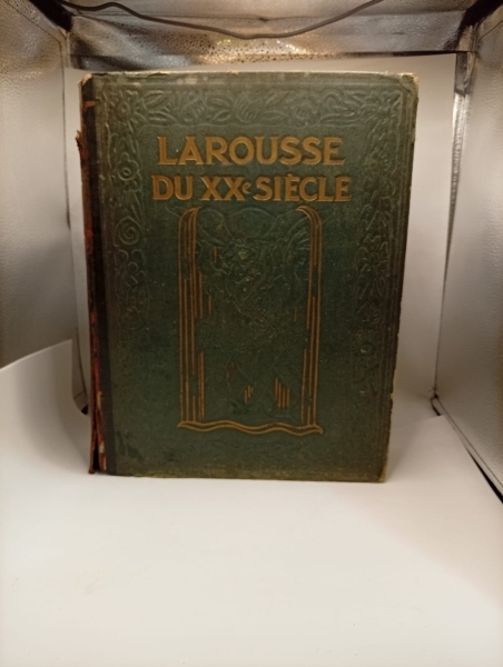 Livro Antigo Enciclopédia Larousse du XXe Siècle, Tome Quatrième, Publicado pela Librairie Larousse Paris sob Direção de Paul Augé. Obra em Capa Dura Verde com Relevos Ornamentais e Títulos em Dourado
