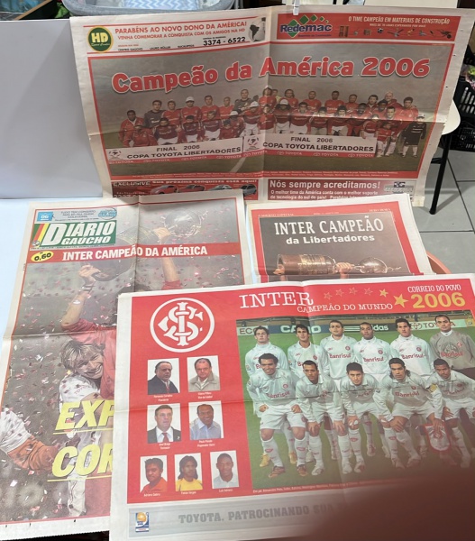 Lote 4 Jornais e Pôsteres Históricos - Inter Campeão 2006. Lote com 4 itens históricos impressos que registram as maiores conquistas do Sport Club Internacional em 2006. O conjunto inclui edições de c