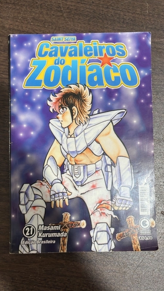 Mangá Os Cavaleiros do Zodíaco Saint Seiya Volume 21, Edição Brasileira da Conrad Editora com Autoria de Masami Kurumada. Brochura com Miolo em Papel Jornal e Ilustrações em Preto e Branco, Publicação