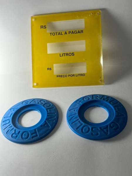 Lote Memorabilia de Posto de Gasolina – Placa de Bomba e Anéis de Vedação. Componentes do Lote: 01 Painel Frontal em Acrílico: Placa amarela translúcida com as inscrições `Total a Pagar`, `Litros` e `