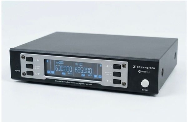Receptor duplo de microfone sem fio Sennheiser, modelo EW 135 G3, fabricado na Alemanha por volta de 2010. Apresenta visor LCD digital, carcaça metálica robusta em preto, saídas XLR balanceadas (CH1/C