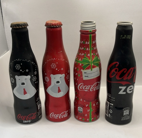 Lote de Quatro Garrafas de Alumínio Colecionáveis da Coca-Cola com Edições Especiais, Incluindo Temática de Natal com Urso Polar e Coca-Cola Zero. Itens de Coleção com Capacidade de 250ml e Diferentes