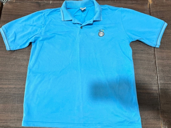 Camisa Polo do Grêmio Foot-Ball Porto Alegrense em Tecido Piquet Azul Celeste, Produto Oficial com Escudo Bordado no Peito e Gola Polo com Detalhe de Friso Branco e Preto. Peça Esportiva Casual Mascul