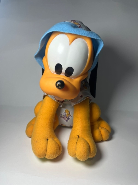 Boneco Pluto Vintage Disney Baby – Pelúcia com Rosto de Vinil. Este é um adorável boneco do Pluto, o fiel companheiro do Mickey, em uma rara versão da linha Disney Baby da década de 90. O brinquedo ap