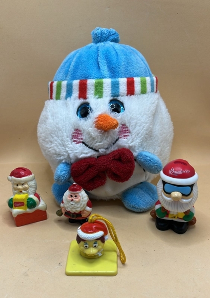 Lote de Itens Natalinos Colecionáveis com Bonecos de Papai Noel da Marca Bauducco em Plástico e Vinil, Incluindo Figuras com Óculos de Sol e Caixa de Presente. Conjunto Acompanha Pelúcia de Boneco de